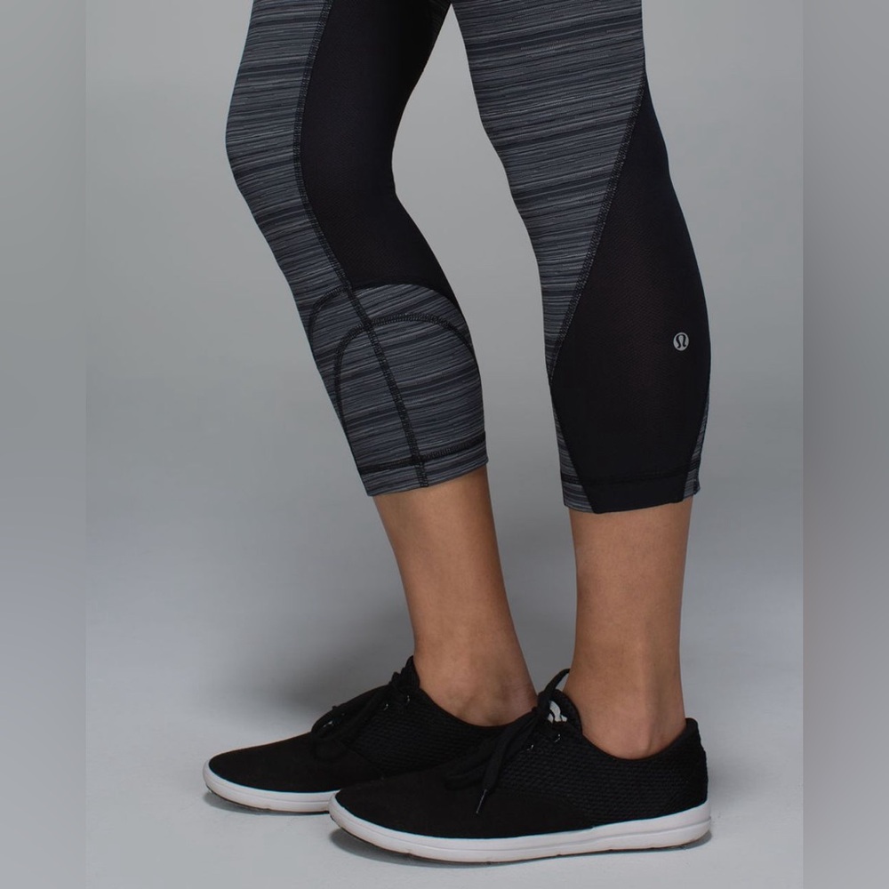 Lululemon Athletica Gray/Black Run: Inspire Crop II (Mesh) Leggings size 4 - Picture 8 of 13